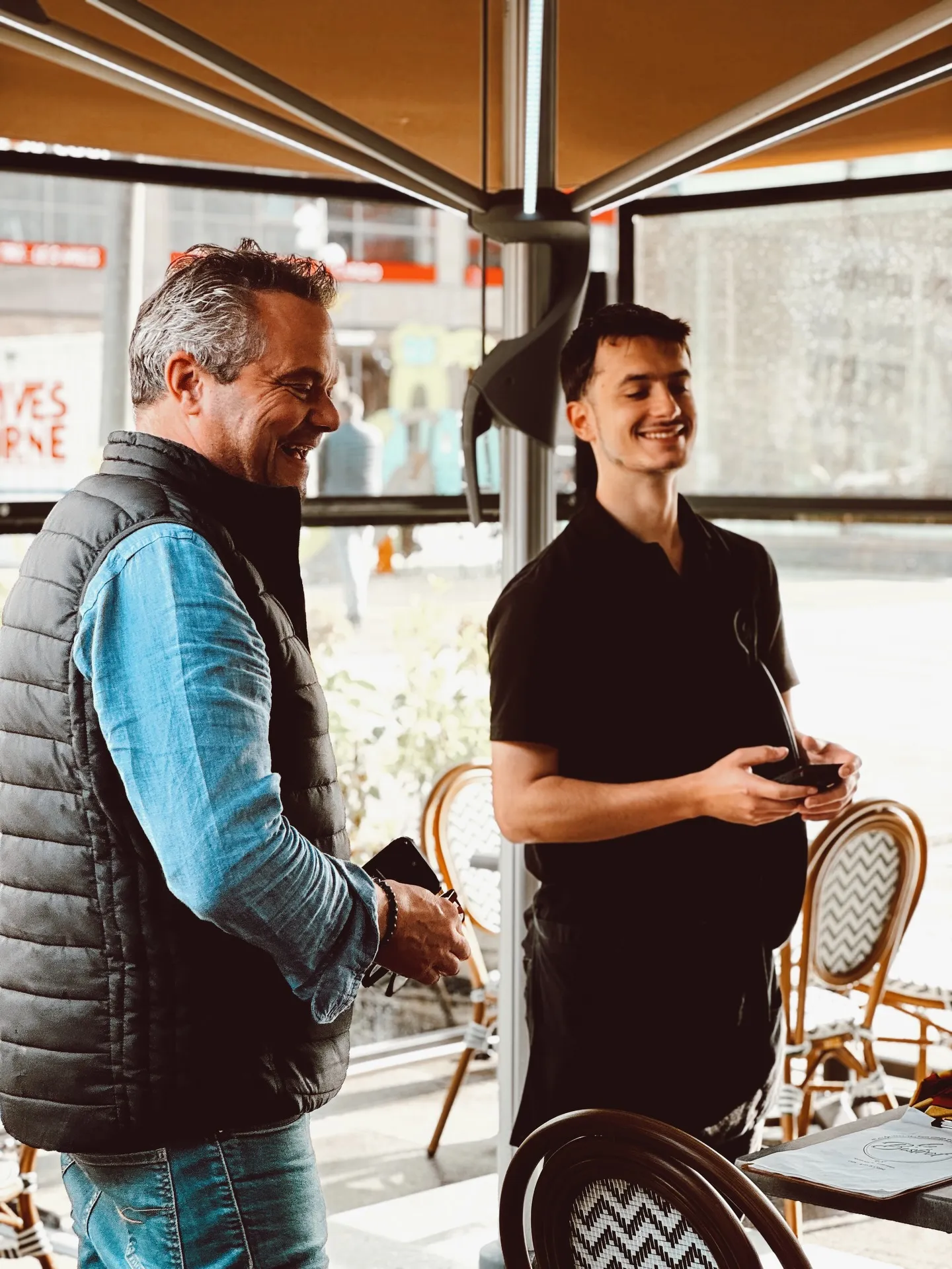Le patron avec un membre de l'équipe en salle