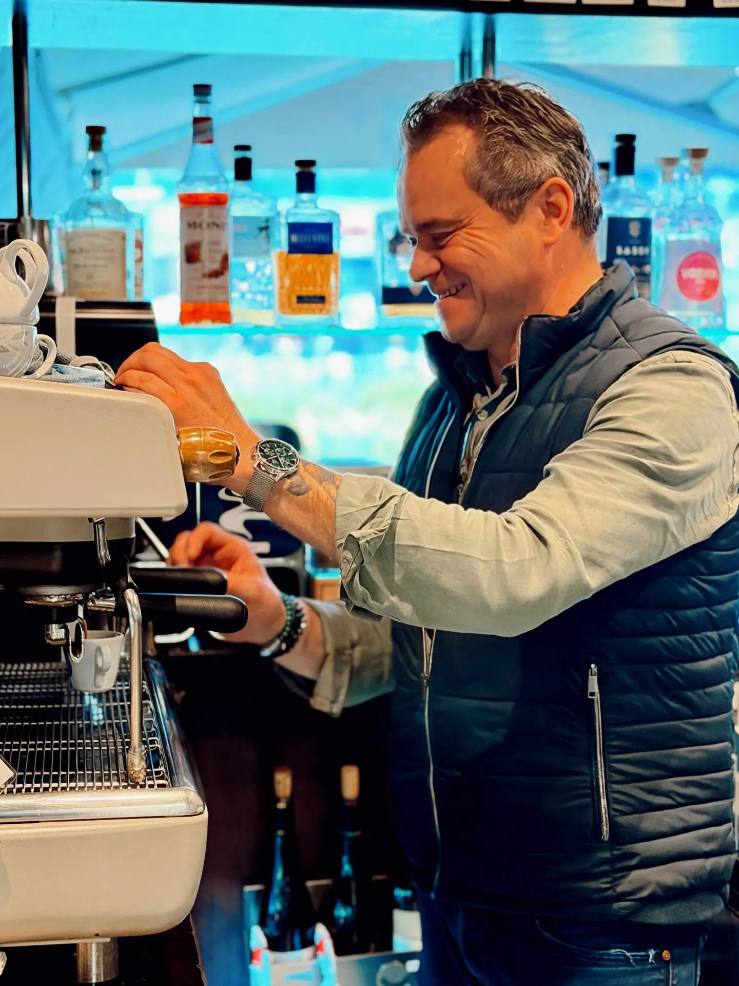 Le patron du Bistrot derrière son comptoir
